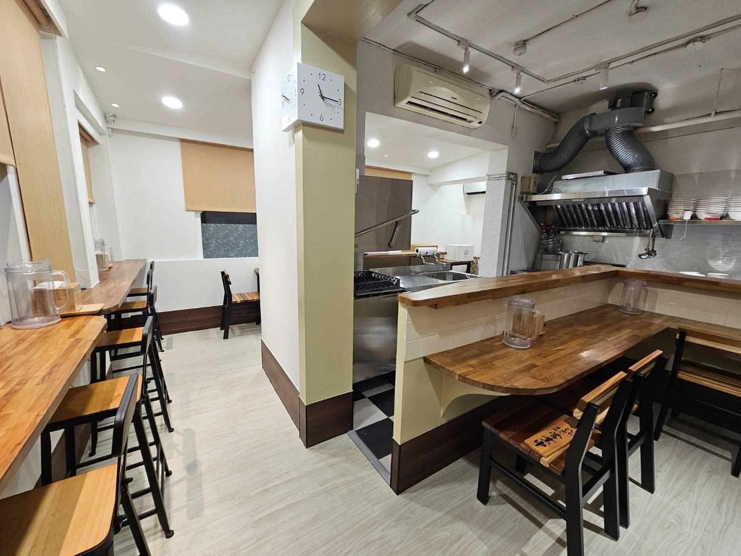 明亮拉麵店內座位與開放廚房