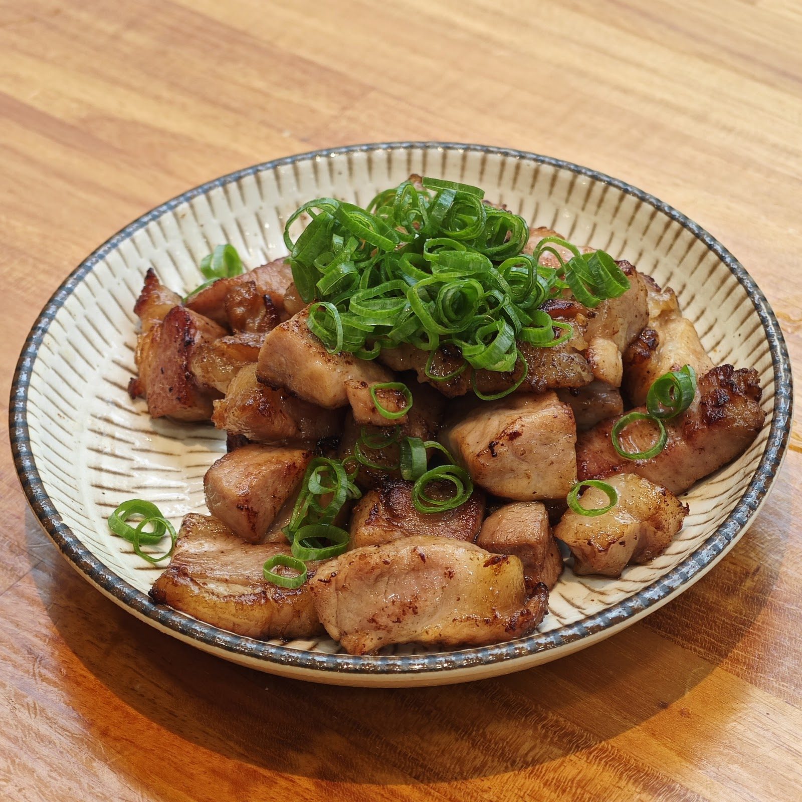 照片:Willy Sung(Google 地圖) 炙燒豬肉蔥花小菜