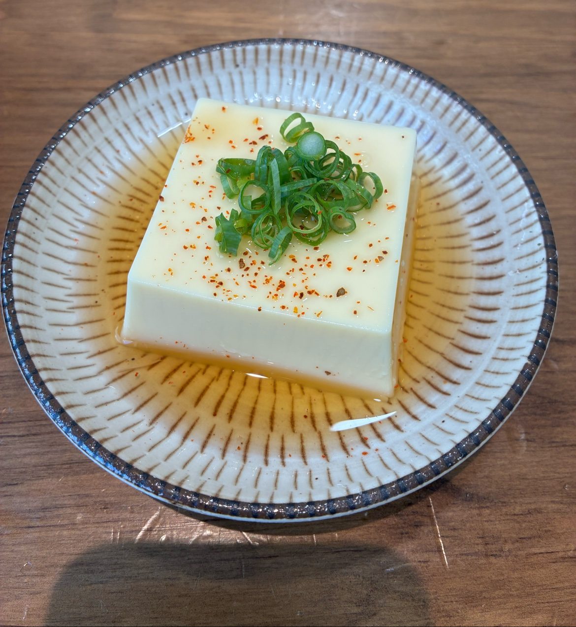 冷豆腐佐蔥花與辣椒粉